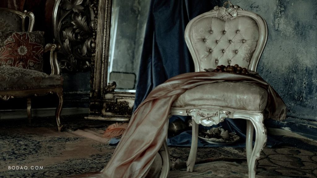 Design Trends 2024: Crafting Elegance in Every Detail 11 Antique furniture