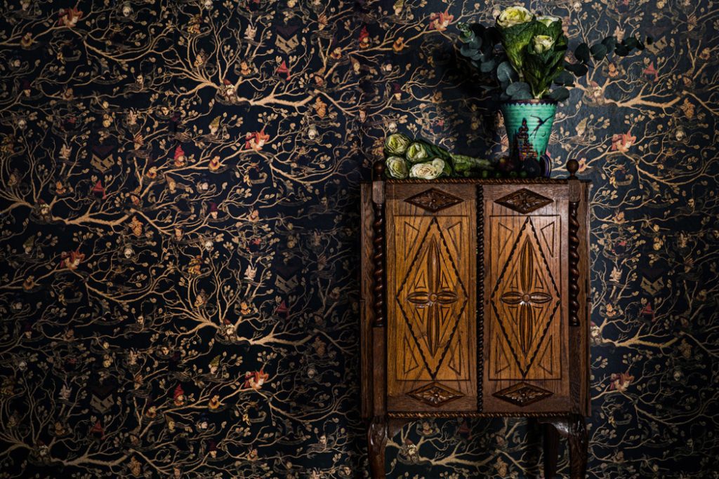 Design Trends 2024: Crafting Elegance in Every Detail 3 Minalima Black Family Wallpaper